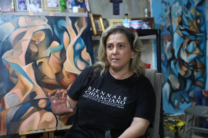 Holland tuvo la oportunidad de participar en distintas bienales de arte como las de Chelsea (Reino Unido) y Chianciano (Italia).