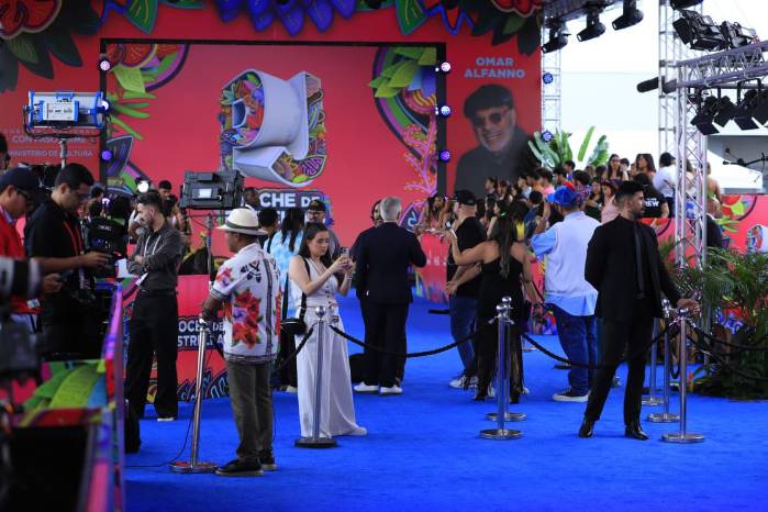 Artistas internacionales desfilaron por la alfombra azul en el Figali Convention Center, dando inicio a la histórica edición panameña de los Premios Juventud 2025.