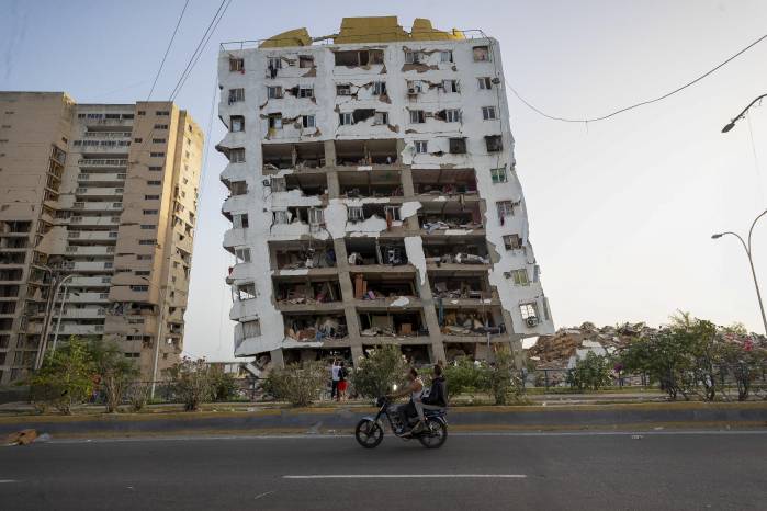 La tragedia desató una carrera contra el tiempo para encontrar sobrevivientes y atender a miles de afectados, mientras la ayuda internacional comenzaba a llegar al país sudamericano.