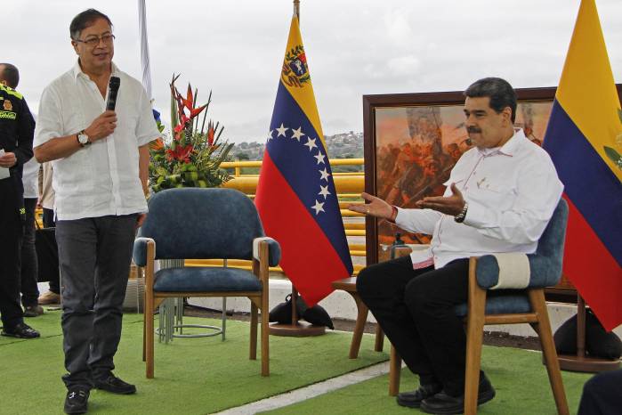 Fotografía de archivo del 16 de febrero de 2023 que muestra al presidente de Colombia Gustavo Petro (i), hablando durante una reunión con el presidente de Venezuela, Nicolás Maduro, en el Puente Internacional Atanasio Girardot, que comunica a Colombia con Venezuela.
