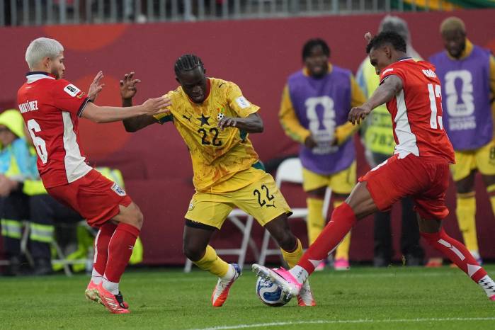 Kamaldeen Sulemana (22), de Ghana, disputa el balón con Cristian Martínez (6), de Panamá, durante el partido del Grupo L de la primera fase de la Copa Mundial de la FIFA 2026 entre Ghana y Panamá, celebrado en el Toronto Stadium (BMO Field), en Toronto, Ontario, Canadá, el 17 de junio de 2026.