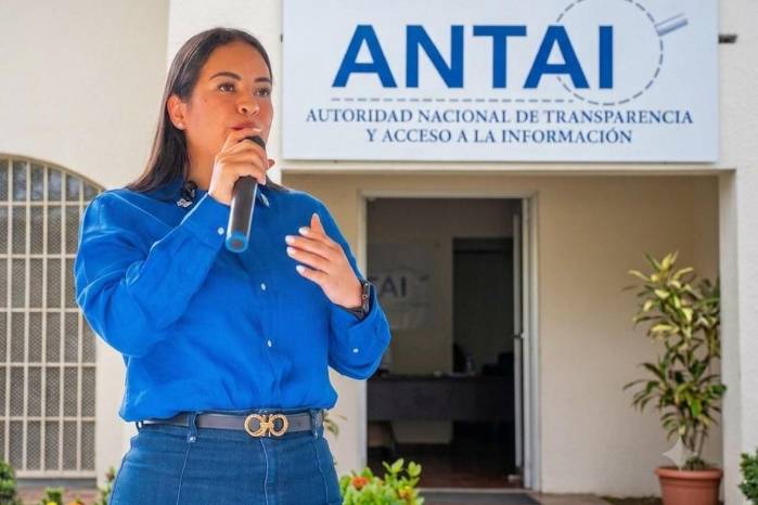 Se impuso a la alcaldesa Stephany Peñalba una multa equivalente al 50 % de su salario mensual tras comprobarse conflicto de intereses por la contratación de dos primos hermanos.