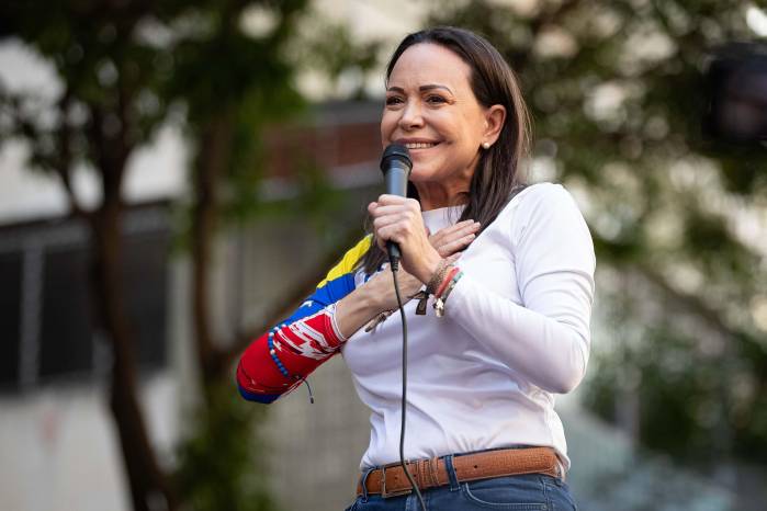 Fotografía de archivo fechada el 09 de enero de 2025 de la líder opositora María Corina Machado, hablando durante un acto de campaña en Caracas.