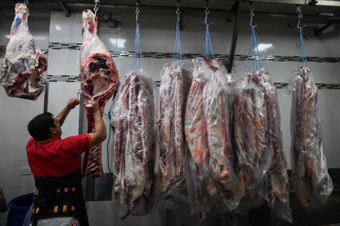 Un trabajador corta carne de res en la planta procesadora H&amp;H en Buenos Aires.