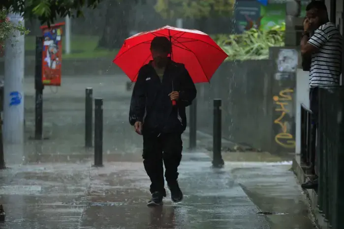 Cielo parcialmente nublado y lluvias puntuales en ambas vertientes del país.