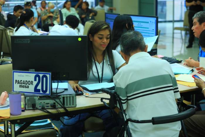 La jornada de entrega de los Cepanim comenzó con una alta asistencia de beneficiarios en Megapolis Outlets, donde el MEF mantiene un sistema de atención por citas programadas.