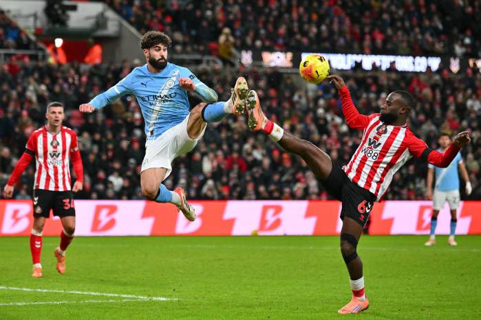 El defensor del Manchester City, Joško Gvardiol (izq.) durante un partido contra el Sunderland.