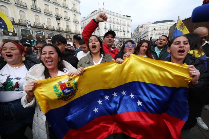 Venezolanos en las calles debido a que Maduro se encuentra encarcelado en una prisión de Nueva York, a la espera de comparecer ante un juez por cargos de “narcoterrorismo”.