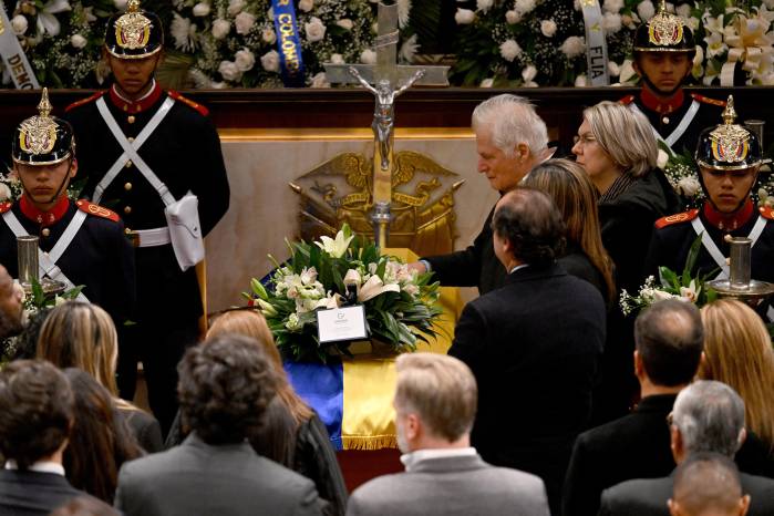 Miguel Uribe Londoño (C), padre del fallecido candidato presidencial colombiano Miguel Uribe Turbay, llora junto a su cuerpo velado en el Congreso de Bogotá el 11 de agosto de 2025.