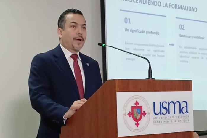 Gómez destacó que la respuesta institucional debe garantizar un tratamiento respetuoso de las víctimas.