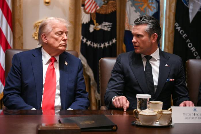 El presidente de Estados Unidos, Donald Trump, observa mientras el secretario de Defensa, Pete Hegseth, habla durante una reunión del gabinete en la Sala del Gabinete de la Casa Blanca.