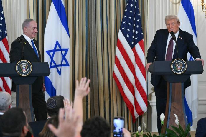 El presidente de Estados Unidos, Donald Trump, participa en una conferencia de prensa conjunta con el primer ministro israelí, Benjamin Netanyahu (fuera de cuadro) en el Comedor de Estado de la Casa Blanca en Washington, DC, el 29 de septiembre de 2025.