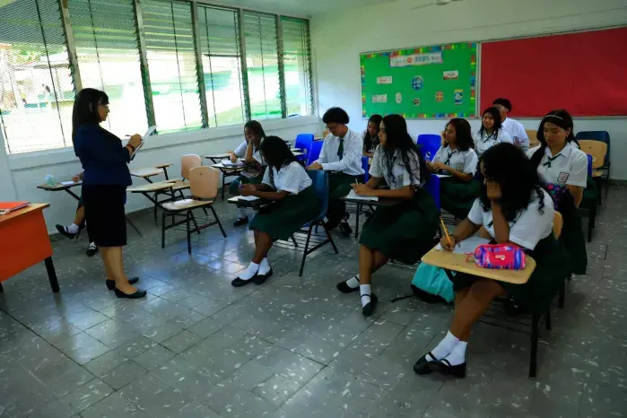 Molinar reconoció el desgaste de años de tensión entre educación y política, y llamó a reconstruir el sistema poniendo al alumno como eje.