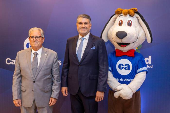 Fernando Boyd Galindo, ministro de Salud (i) junto a Andrés Farrugia, gerente general de Caja de Ahorros (d) y Zambo.