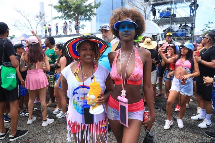 Los conjuntos de vestidos de baños y prensas cortadas también son usados.