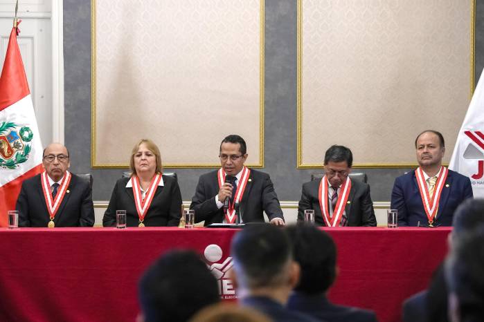 El presidente del Jurado Nacional de Elecciones (JNE), Roberto Burneo (c), habla este domingo durante la ceremonia de proclamación de resultados de las fórmulas que buscarán la jefatura de Estado para el período 2026-2031 en Lima (Perú).