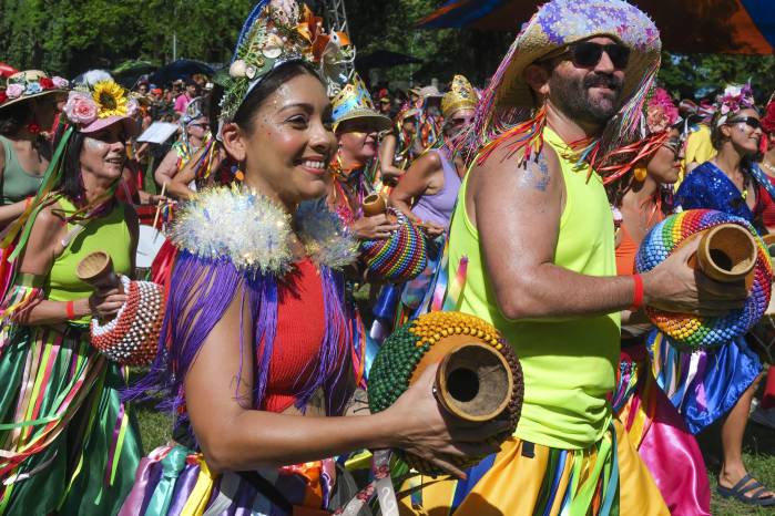 AME5112. RÍO DE JANEIRO (BRASIL), 14/02/2026.- Personas participan en el desfile de la comparsa callejera Terreirada este sábado, en Río de Janeiro (Brasil). Desde el amanecer, cientos de miles de personas se tomaron las calles de las principales ciudades de Brasil para celebrar el Carnaval, la fiesta más grande del país, en coloridas y ruidosas comparsas. EFE/ André Coelho