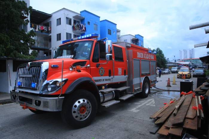 Para controlar el incendio, los Bomberos utilizaron cuatro camiones de extinción de diferentes estaciones aledañas, como Calidonia, Carrasquilla, Balboa, por mencionar algunas.