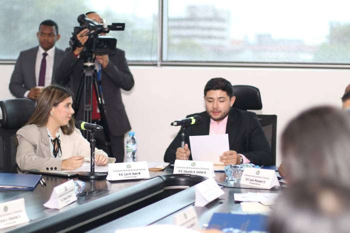 Eduardo Gaitán (c) presidente de la Comisión de Economía y Finanzas de la Asamblea Nacional.