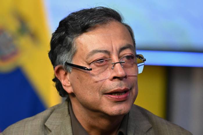 El gobierno de Gustavo Petro sostiene que ha ampliado los programas de reparación y restitución de tierras, mientras el conflicto armado continúa generando nuevas víctimas en distintas regiones del país.