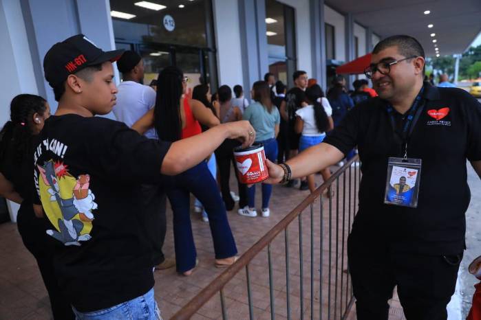 Durante la jornada de dos días, varios panameños realizaron donaciones a la Teletón 20-30.