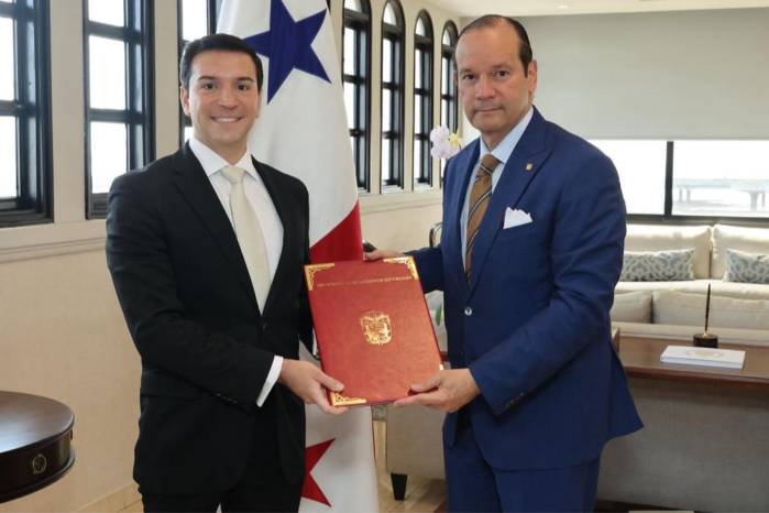 El canciller Javier Martínez-Acha Vásquez (derecha) durante el acto de entrega de credenciales al embajador Ernesto Méndez Chiari (izquierda).