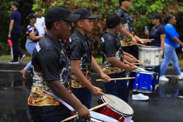 Varias fueron las bandas estudiantiles que interpretaron notas musicales en el desfile.