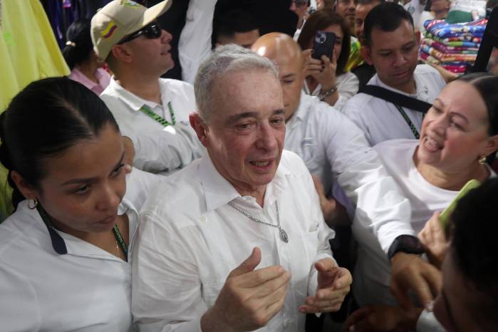 Fotografía de archivo, tomada el pasado 11 de enero, del expresidente colombiano entre 2002 y 2010, Álvaro Uribe (c), durante un acto público, en Cúcuta (Colombia).