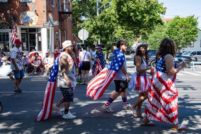 Personas vestidas con capas y trajes con la bandera de Estados Unidos desfilan durante el desfile del 4 de Julio en Bristol, Rhode Island, el 4 de julio de 2026.