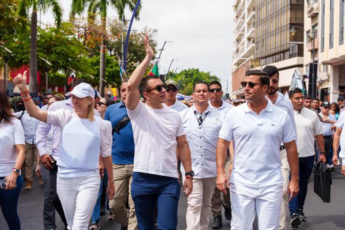 El presidente de Ecuador, Daniel Noboa (c),