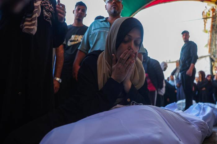 Mujer palestina lamenta la muerte de un familiar.