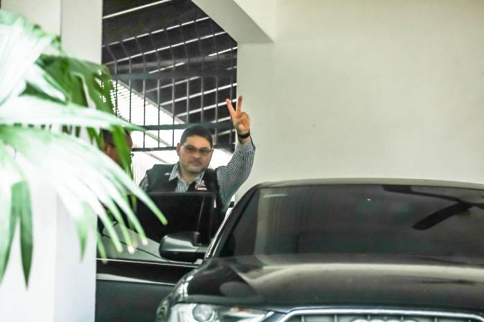 Saúl Méndez saliendo de la Embajada de Bolivia en Panamá.
