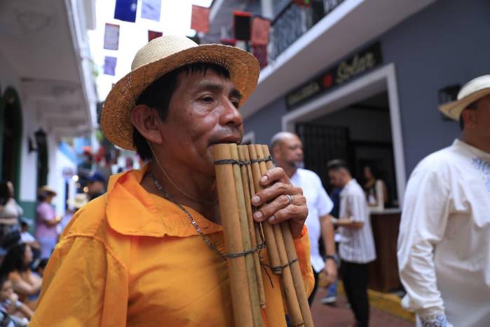 Un indigena guna tocando una flauta de pan.