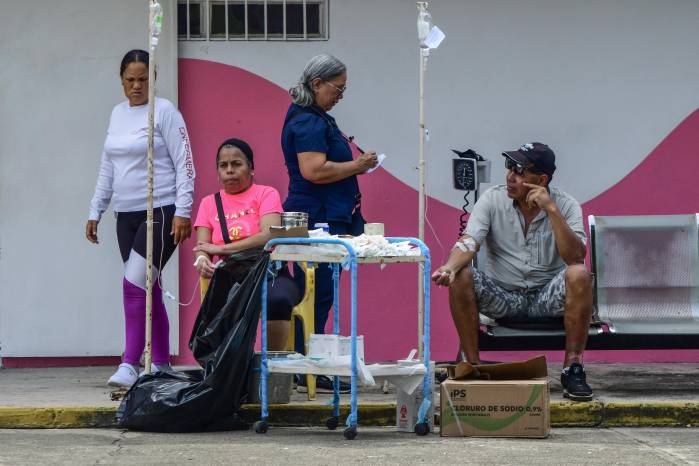 El 26 de junio de 2026, personas recibieron atención médica en un centro de salud tras los dos terremotos que azotaron Morón, estado Carabobo.