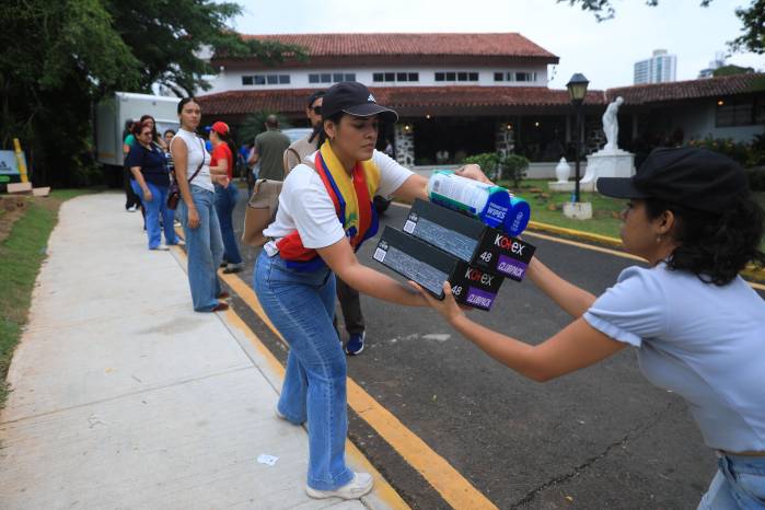 En la Casa Club del Parque Omar se organizaron cadenas humanadas para agilizar el despacho de las donaciones.