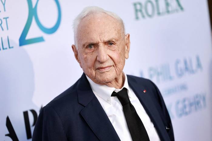 Una imagen de archivo del arquitecto canadiense-estadounidense Frank Gehry, quien este viernes falleció en California, Estados Unidos, a la edad de 96 años.