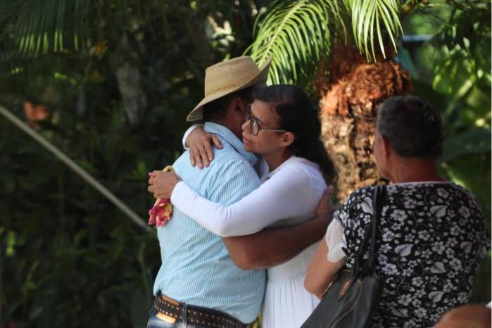 La despedida ocurre en medio de las huellas visibles del desastre.