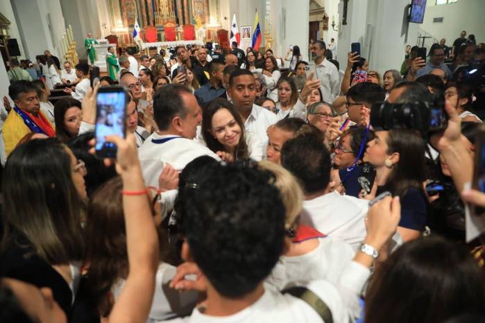 La comunidad venezolana aprovecho la oportunidad para hablar con la líder opositora.