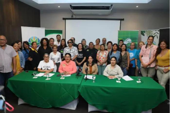 Las agrupaciones ecológicas CIAM y ADOPTA Bosque han sostenido que su campaña no busca suprimir la obra, sino exigir su reubicación geográfica para prevenir afectaciones directas en el ecosistema de manglar de la región.