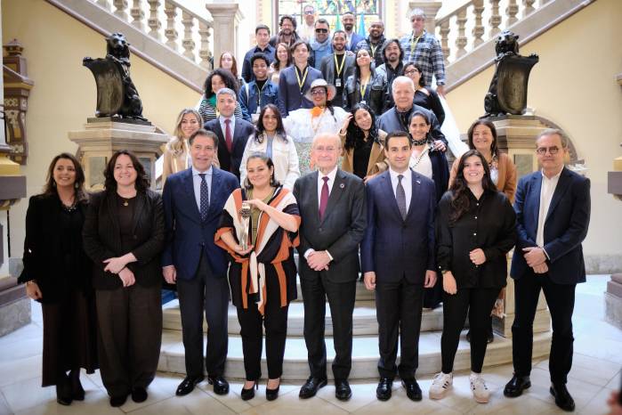 La viceministra de Cultura, Arianne Benedetti, tras recibir de manos del alcalde de Málaga, Francisco de la Torre, una Biznaga de Honor en el Festival de Málaga, posa junto a Héctor Infante, embajador de Panamá en España, y Juan Antonio Vigar, director del Festival de Málaga, entre otras personalidades.