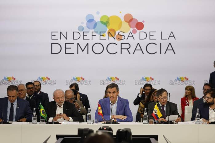 El presidente del Gobierno español, Pedro Sánchez, junto al presidente de Brasil, Luiz Inácio Lula da Silva, y el jefe de Estado de Colombia, Gustavo Petro, intervino ayer en Barcelona.