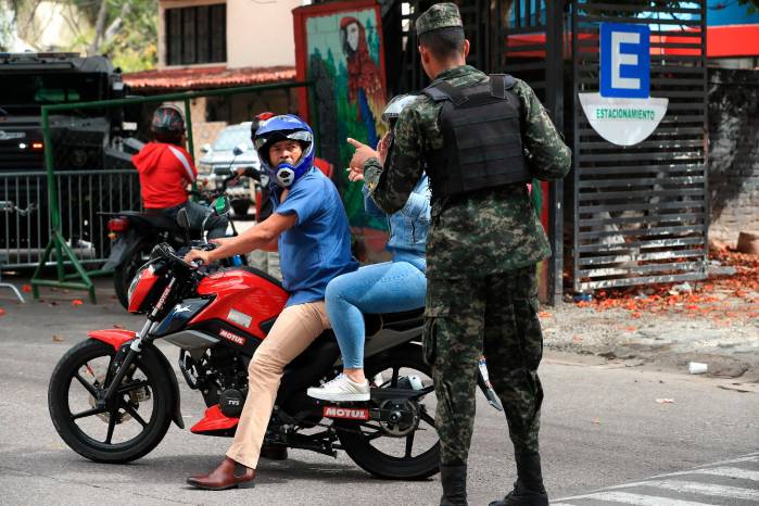 Un integrante de las Fuerzas Militares de Honduras custodia el centro de divulgación de resultados del Centro Nacional Electoral (CNE) este jueves, en Tegucigalpa (Honduras). EFE/ Gustavo Amador