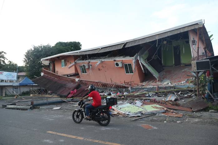 Una edificación afectada por el sismo sirve de telón de fondo para la jornada de Patrocinio Mudarra, quien vuelve a las calles de Tonosí para ganarse la vida.