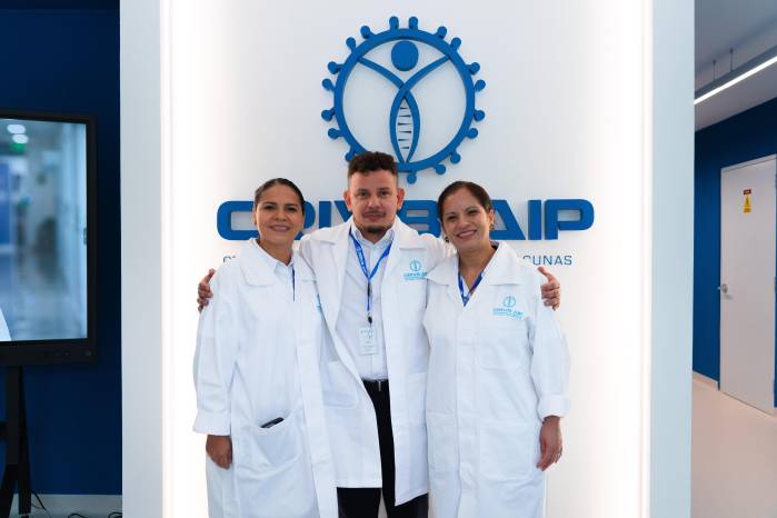 Dra. Leyda Ábrego, Jean-Paul Carrera y la Dra. Zuleima Caballero E.