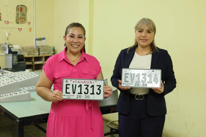 Mientras la discusión gira en torno al diseño, la ATTT pone sobre la mesa un tema más delicado: millas de vehículos circulan sin identificación, lo que según el propio director representa un riesgo real para la seguridad.