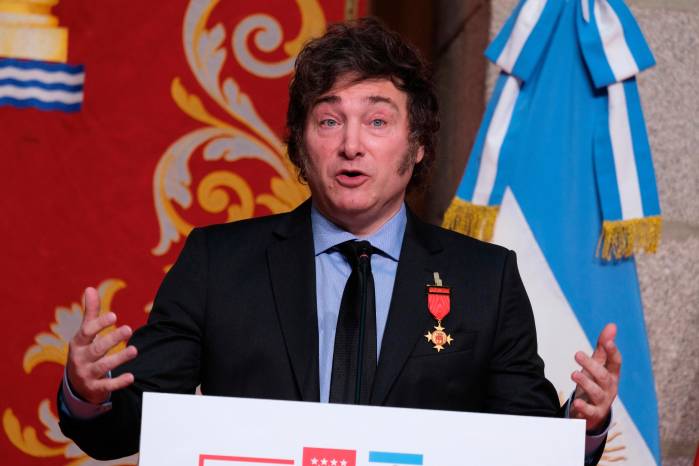 El presidente Milei prometió flexibilizar normas que frenan proyectos mineros.