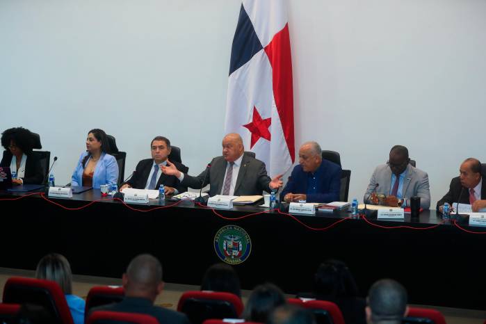 La Asamblea modifica el planteamiento del Tribunal Electoral y mantiene en discusión la permanencia de la Comisión Nacional de Reformas Electorales.