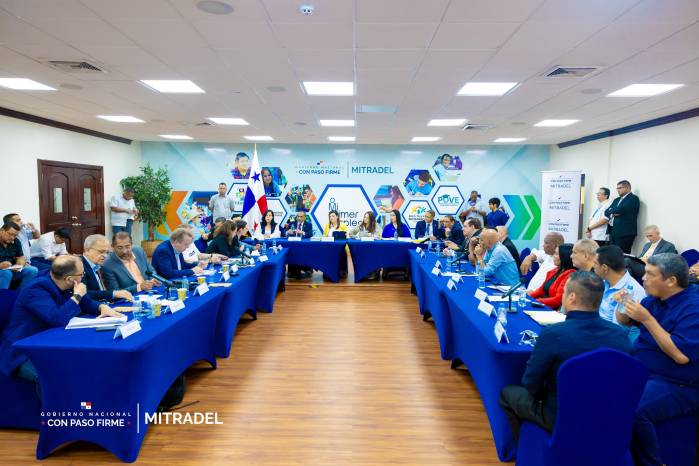 Reunión entre el Mitradel, sindicatos de la construcción y delegados internacionales.