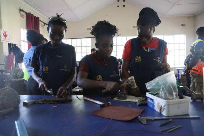 Mujeres emprendedoras utilizan el cobre para la elaboración de collares, pulseras y aretes.