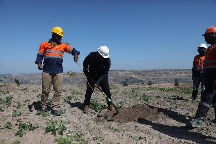 Trabajadores de First Quamtun realizan labores cerca del tajo de la mina de Sentine.